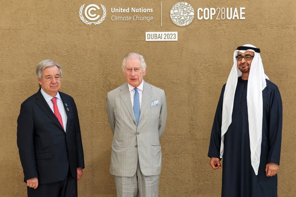 Генсекретар ООН Антоніу Гутерріш, король Великої Британії Чарльз III і президент ОАЕ Мохамед бін Заїд Аль-Нахайян