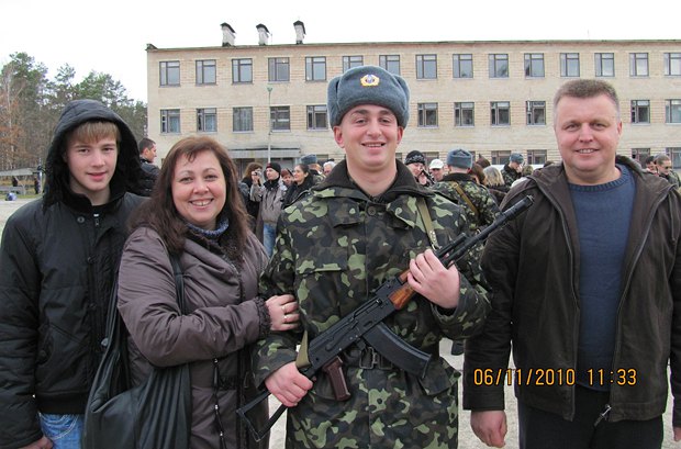 Євген Яцина з рідними під час служби в армії