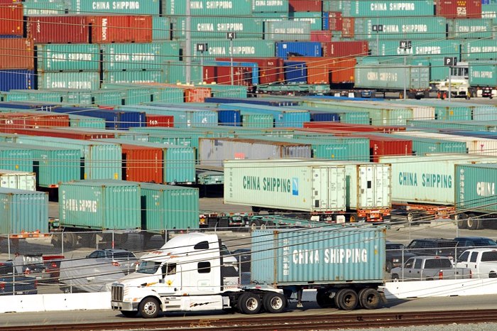 Перевантаження контейнерів в порту Лос-Анджелеса, найбільшому порту Південної і Північної Америки, саме тому його називають
просто - Порт Америки. Порт обробляє близько 8 млн TEU на рік, його площа складає 300 га, має 270 глибоководних причалів.
