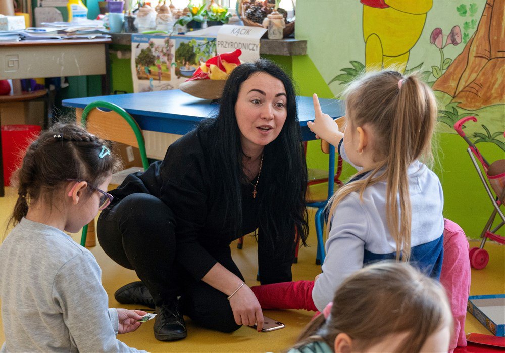 Українська біженка Вікторія Самсонік працює вихователькою в дитячому садку для польських та українських дітей в Лодзі, 16 березня 2021 р.