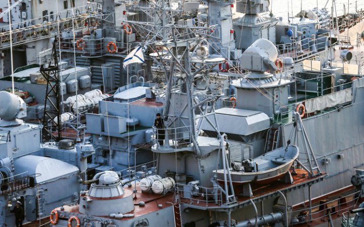 РФ встановлює баржі у Чорному морі, щоб зберегти залишки флоту, – розвідка 