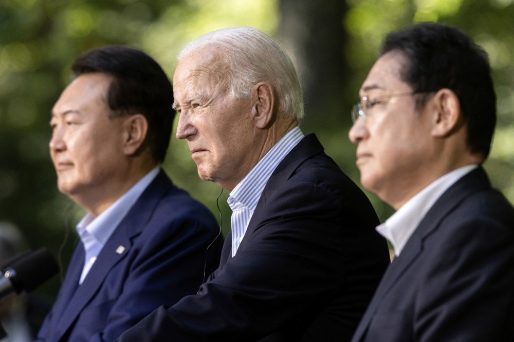 Зліва направо: президент Південної Кореї Юн Сок Йоль, президент США Джо Байден і прем’єр-міністр Японії Фуміо Кішіда під час пресконференції після тристороннього саміту в Кемп-Девіді, штат Меріленд, США, 18 серпня 2023 року.
