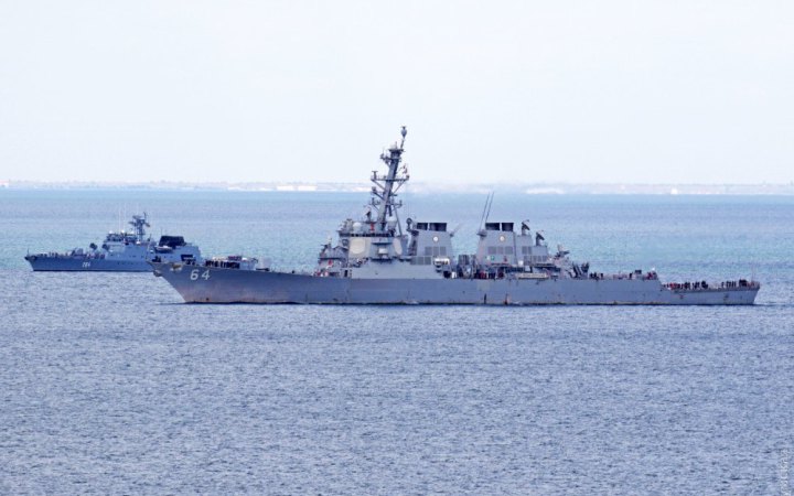 У Червоному морі есмінець США збив дрони, випущені хуситами з Ємену 
