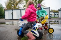 «Не стрибай по калюжах – намочиш ноги і захворієш»: чи справді мокрі ноги у дітей викликають ГРВІ?