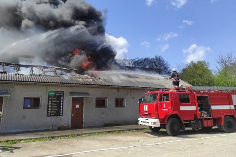 В Ивано-Франковске сгорел склад в районе аэропорта