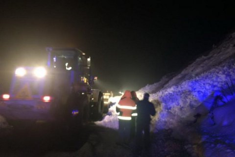 Снігова лавина перекрила дорогу біля "Центру Європи" в Закарпатській області