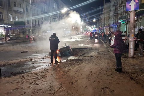 Прорыв теплосети в центре Киева ликвидировали, но обнаружили новые повреждения