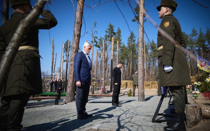 Зеленський і Петр Павел відвідали Мощун, де вшанували пам’ять загиблих воїнів