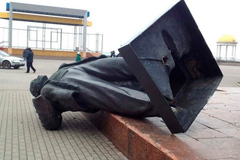 В Донецкой области свалили памятники Ленину и Дзержинскому