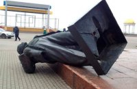 В Донецкой области свалили памятники Ленину и Дзержинскому