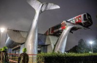 В Нидерландах поезд метро от падения с 10-метровой высоты спасла скульптура хвоста кита