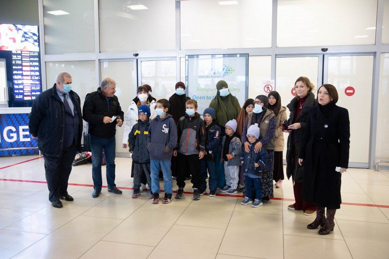 Евакуйовані з Сирії жінки і діти разом з представниками української влади, 22 листопада 2021 року