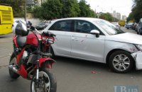 ​Мотоциклист врезался в Audi на перекрестке возле Дарницкого вокзала в Киеве