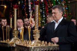 Янукович помолився у Лаврі з Клюєвим і Пшонкою, в Києві як і раніше стріляють