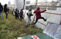 В Киеве повалили строительный забор на склоне возле НСК "Олимпийский"