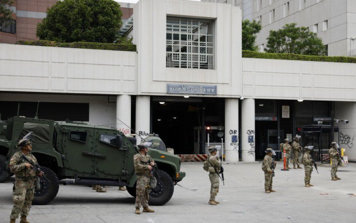 У Лос-Анджелес прибули перші нацгвардійці для придушення імовірних протестів