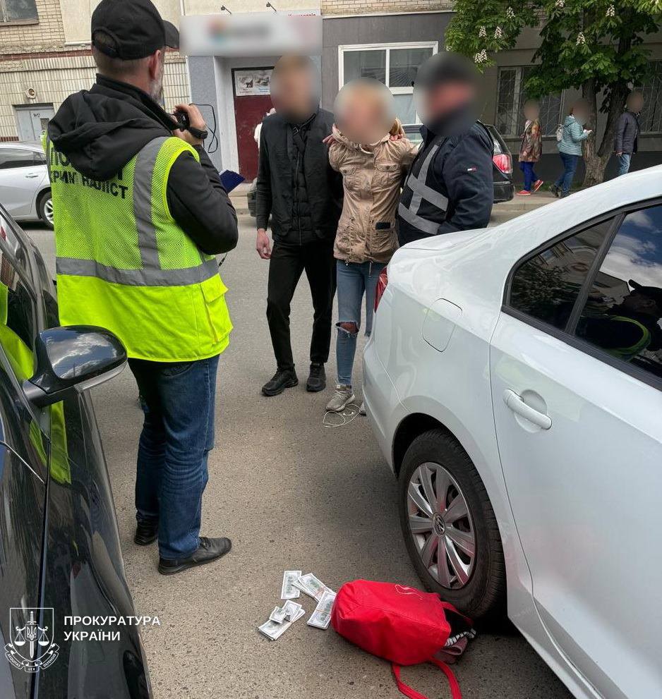 Затримання жінки, яка намагалася продати немовля