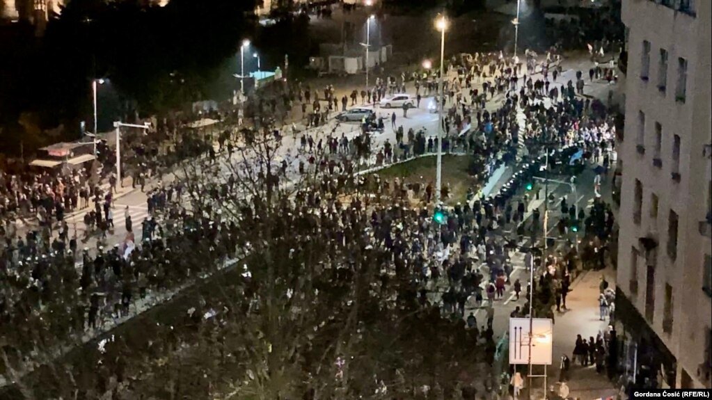 Співробітники служби безпеки Сербії і протестувальники перед будівлею парламенту Сербії, 15 березня 2025 року