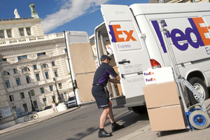 DHL, FedEx и UPS перестали доставлять посылки россиянам