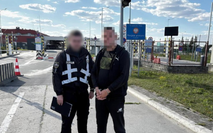 Організатора схеми з виготовлення підроблених документів екстрадували до України