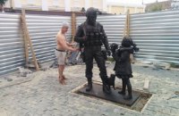 В ‪‎Крыму‬ установили памятник "зеленым человечкам"