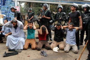 В Египте суд приговорил 160 сторонников "Братьев-мусульман" к 10-15 годам тюрьмы