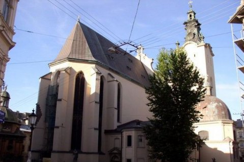 В центре Львова неизвестный прострелил ногу играющей на скрипке девушке