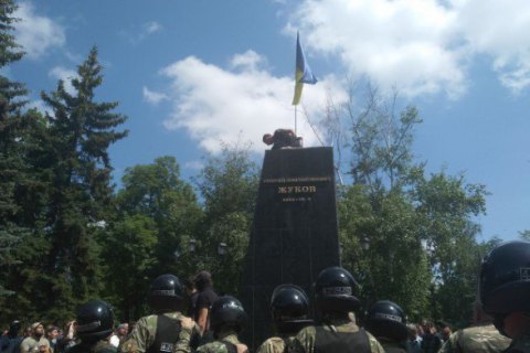 Протестующие против партии Кернеса и Труханова снесли памятник Жукову в Харькове