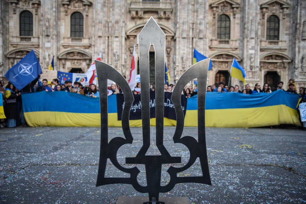 Тризуб під час проукраїнської акції на площі Дуомо в Мілані, Італія, 25 лютого 2023 р.