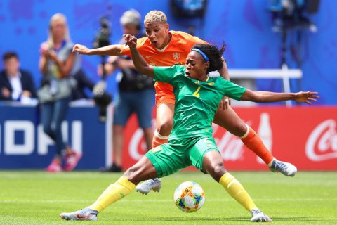 На женском Чемпионате мира по футболу камерунка чуть не разбила голову сопернице бутылкой воды