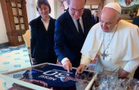 Премьер-министр Франции подарил Папе Римскому футболку ПСЖ с автографом Месси