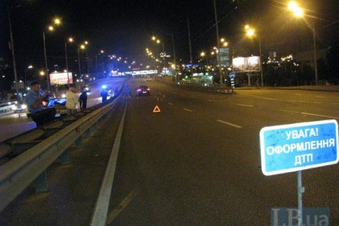 Автомобиль сбил насмерть мужчину и скрылся на Окружной в Киеве 