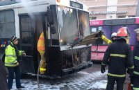 В центре Черновцов загорелся троллейбус с пассажирами