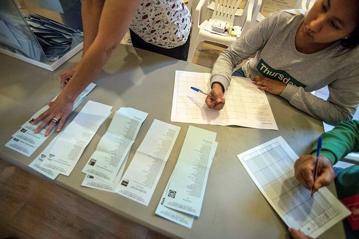  Підрахунок голосів після проведення виборів у Європейський Парламент у м. Маон, Балеарські острови, Іспанія,
26 травня 2019.