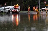 Сильнейшее за полвека наводнение на востоке Австралии разрушает дома, дороги и ломает деревья