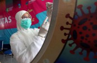 В Испании 70 врачей заразились коронавирусом на рождественской вечеринке