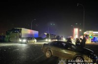 Под Харьковом грузовик со щебнем опрокинулся и раздавил такси с людьми 
