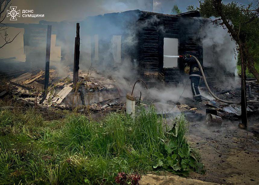 Пожежа після атаки РФ на Сумщині