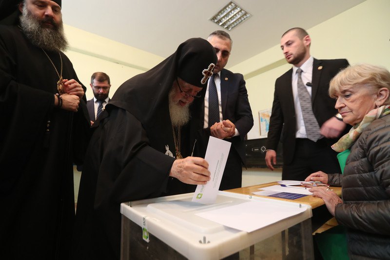 Патриарх Грузии Илия II (в центре) на избирательном участке во время президентских выборов в Тбилиси, Грузия, 28 октября 2018.