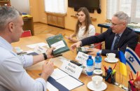Кличко зустрівся з послом Ізраїлю, який передав 50 тисяч наборів харчування для українських захисників