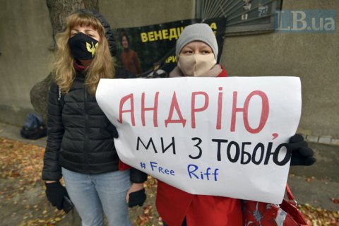 Активісти прийшли під будівлю Шевченківського суду, щоб підтримати Антоненка (оновлено)