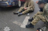 ​У Києві затримали мародерів, які винесли з автосалону сейф та кавомашину