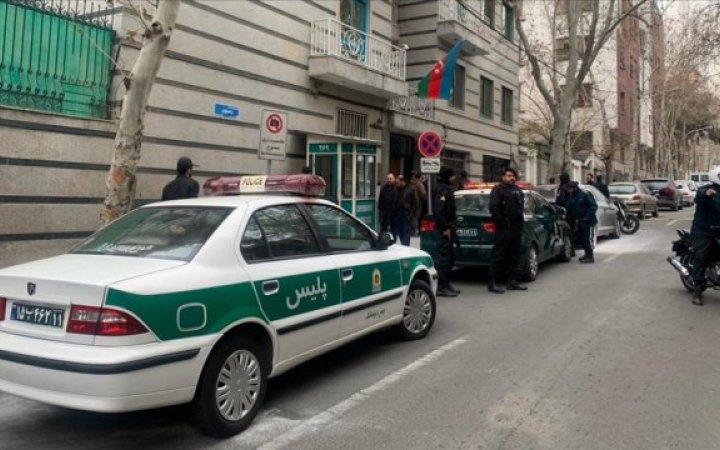 У Тегерані чоловік скоїв збройний напад на посольство Азербайджану