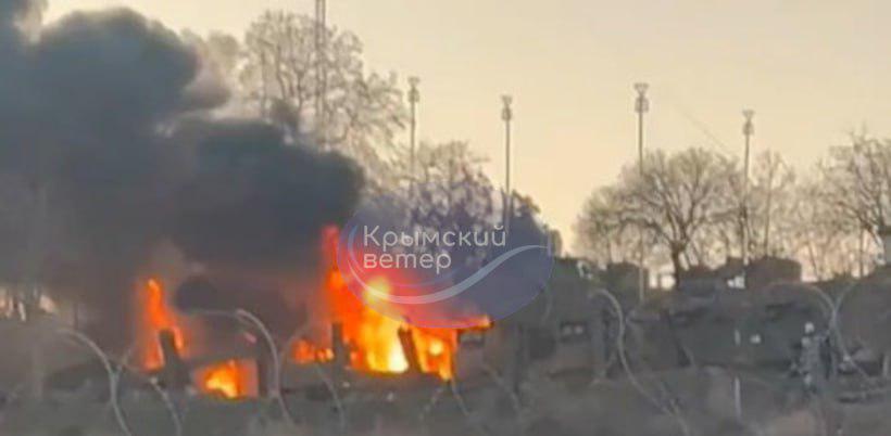 Російська військова техніка палає на аеродромі Бельбек у Криму