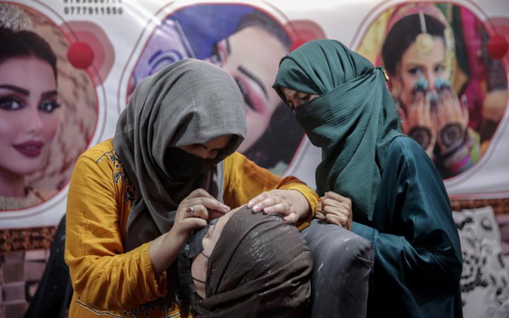 Талібан розпочав репресії проти підпільних салонів краси в Афганістані