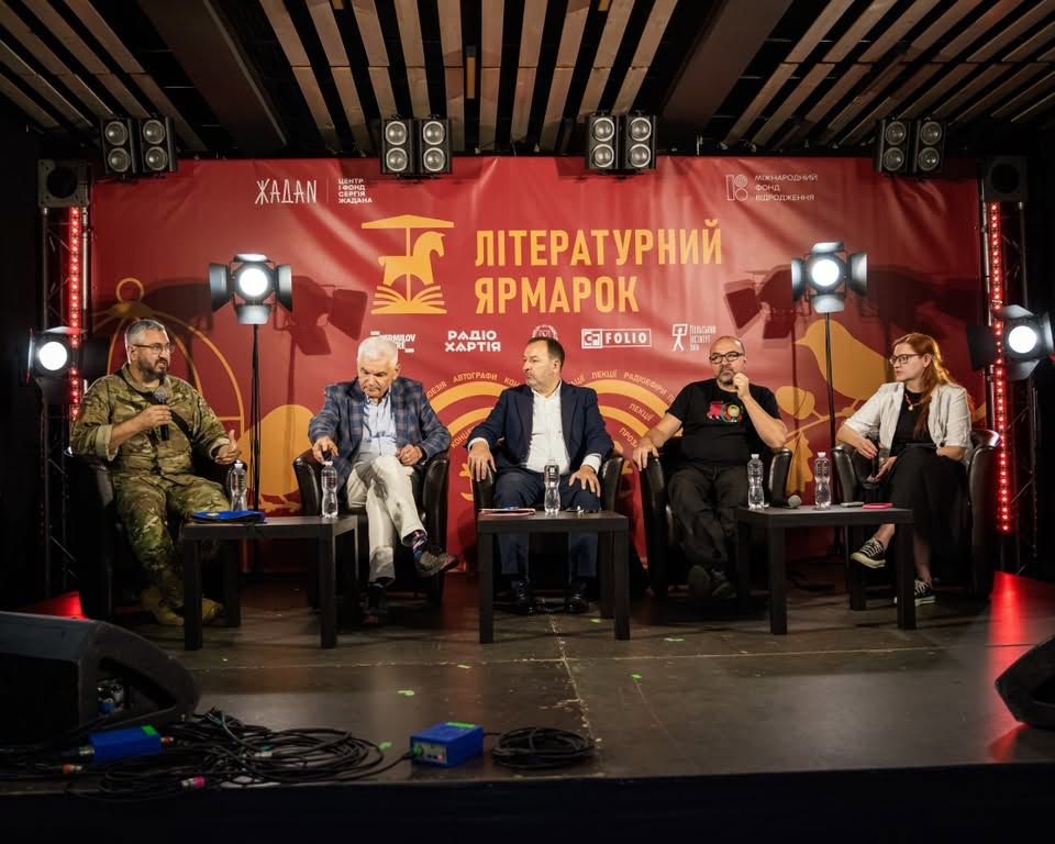 Едвін Бендик під час дебатів про польсько-українські відносини у Харкові під час Літературного ярмарку