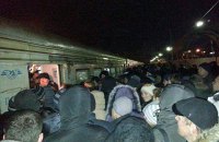 Жителі Баришівки перекрили залізницю після того, як не всім вистачило місця в електричці