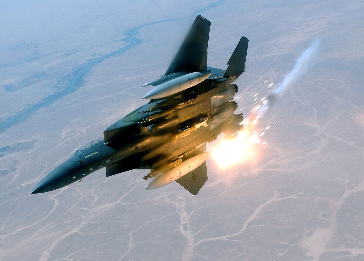 Винищувач F-15E Strike Eagle 492-ї винищувальної ескадрильї Королівських ВПС Британії пускає ракети під час бойового вильоту під час операції в Іраку.
