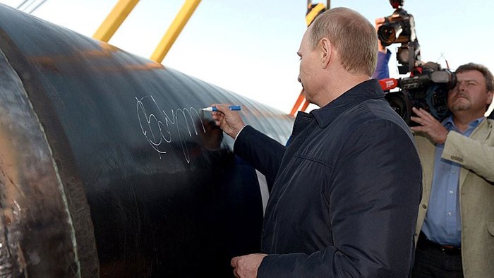 Президент РФ Путин расписался на трубе газопровода во время церемонии соединения первого звена магистрального газопровода «Сила
Сибири» в 2014.