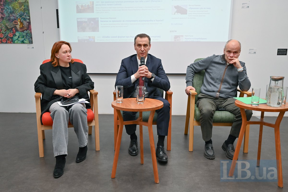 Директорка ради директорів компанії «Дарниця» Катерина Загорій, міністр охорони здоров'я Віктор Ляшко (в центрі) і голова
профільного комітету ВРУ Михайло Радуцький